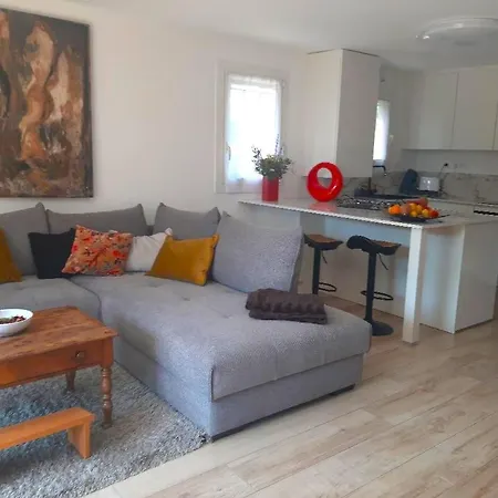 Elegant Studio, Base Nature, A Pied *