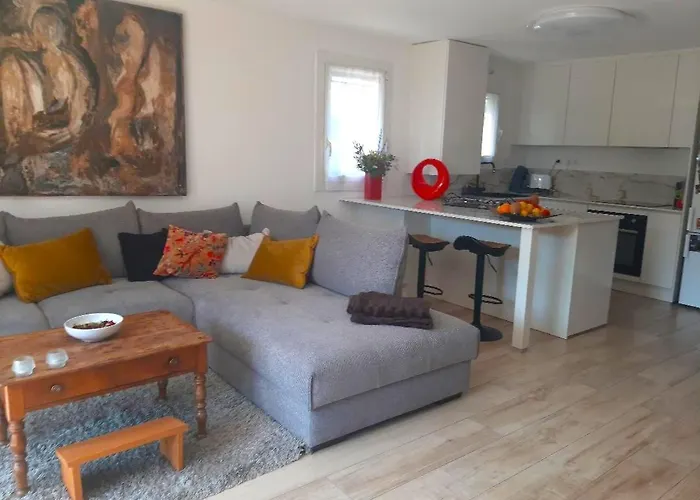 Elegant Studio, Base Nature, A Pied *